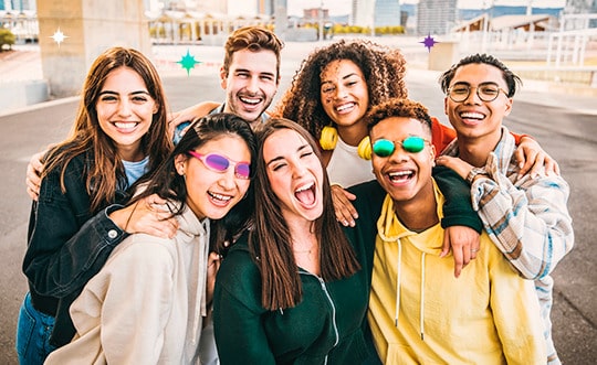 grupo de jovens publicitários geração z sorrindo posando para foto