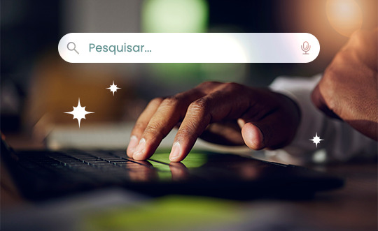 Técnicas de SEO mão de pessoa negra em cima de um teclado e sobre a foto tem um campo de busca do google